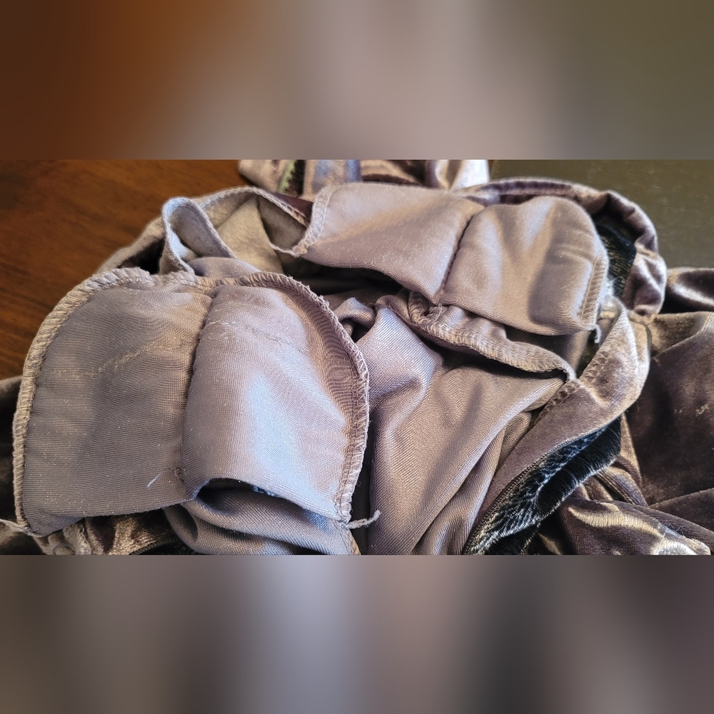 Chic Velvet Robe in Silver Gray - Picture 11 of 12